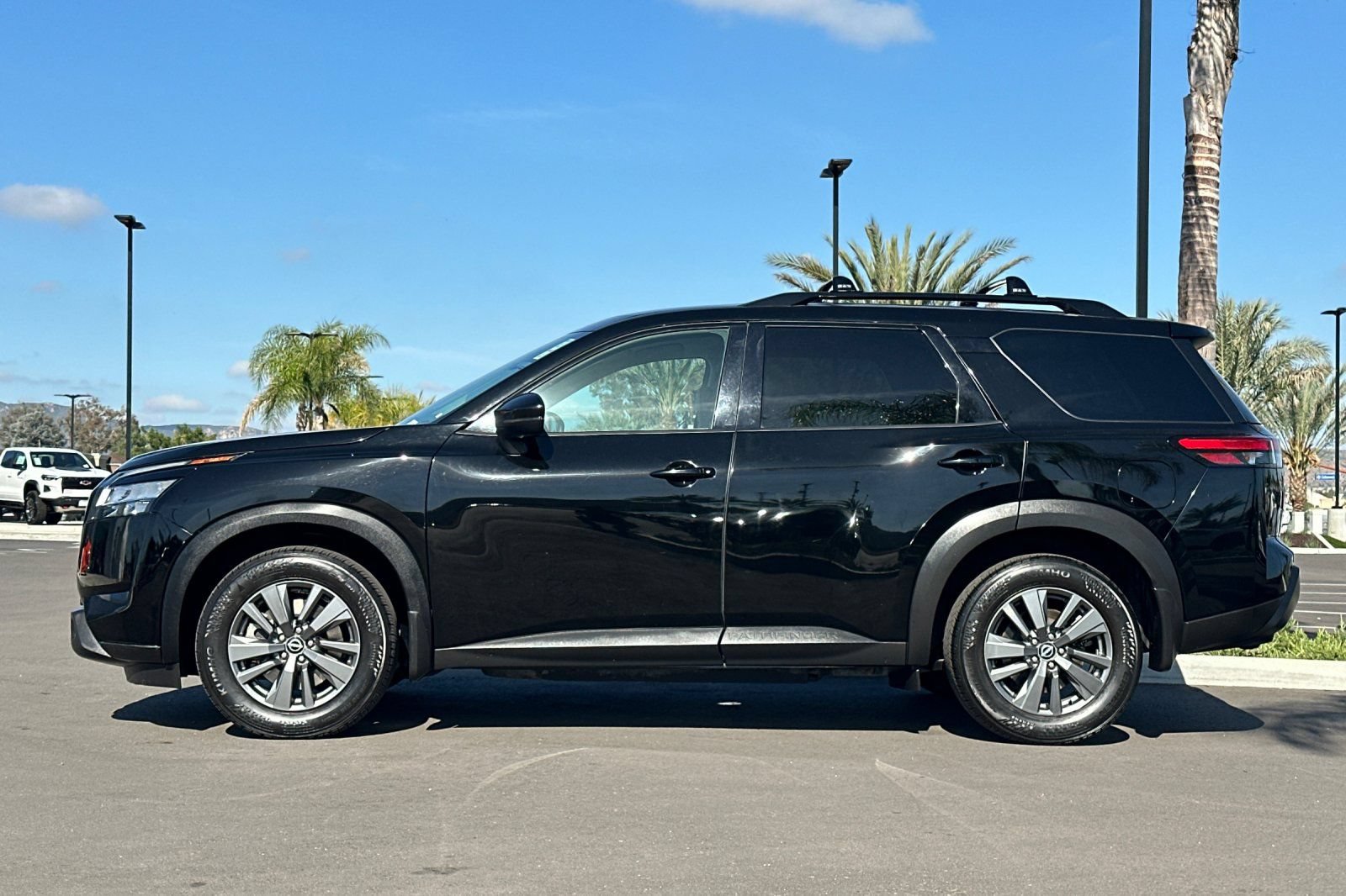 Used 2022 Nissan Pathfinder SV w/ SV Black Package FWD image 7