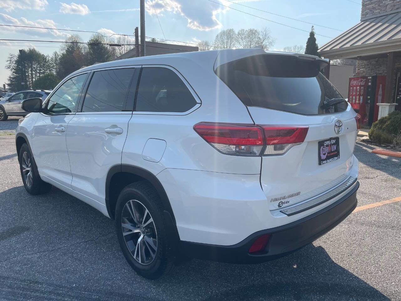 Used 2017 Toyota Highlander Plus AWD/4WD image 10