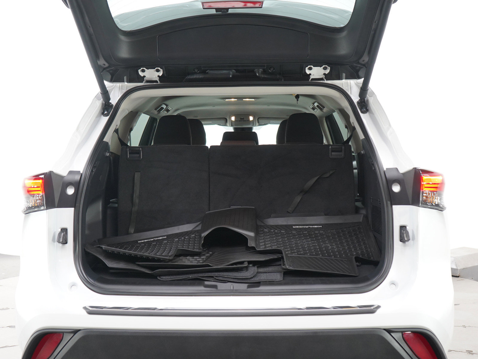 Used 2024 Toyota Highlander LE image 17