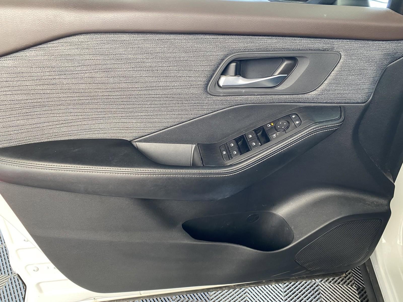 Used 2023 Nissan Rogue SV image 17