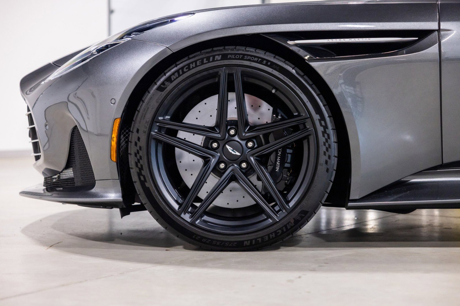 Used 2024 Aston Martin DB12 Coupe image 19