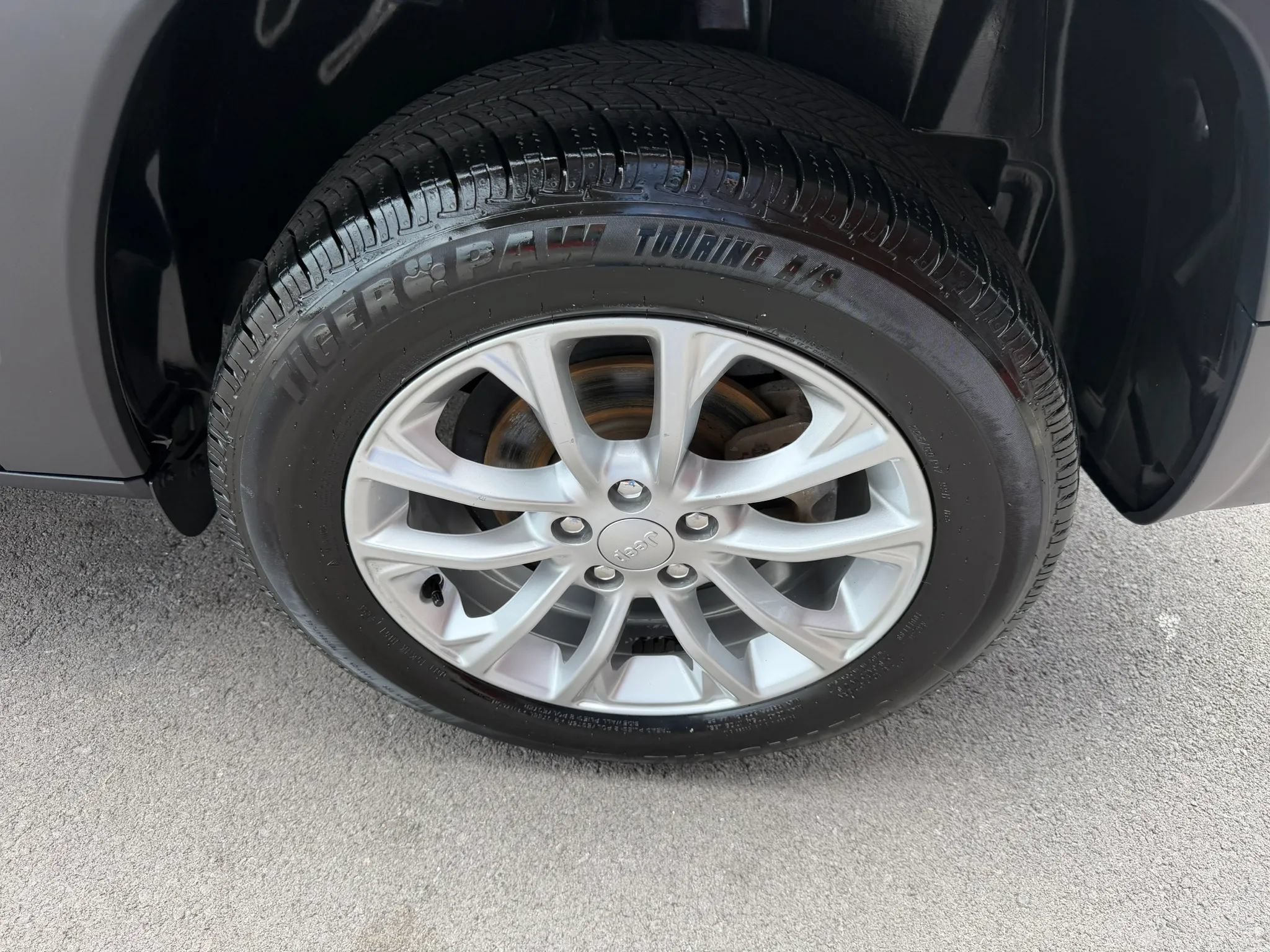 Used 2019 Jeep Cherokee Latitude w/ Popular Appearance Group FWD image 16
