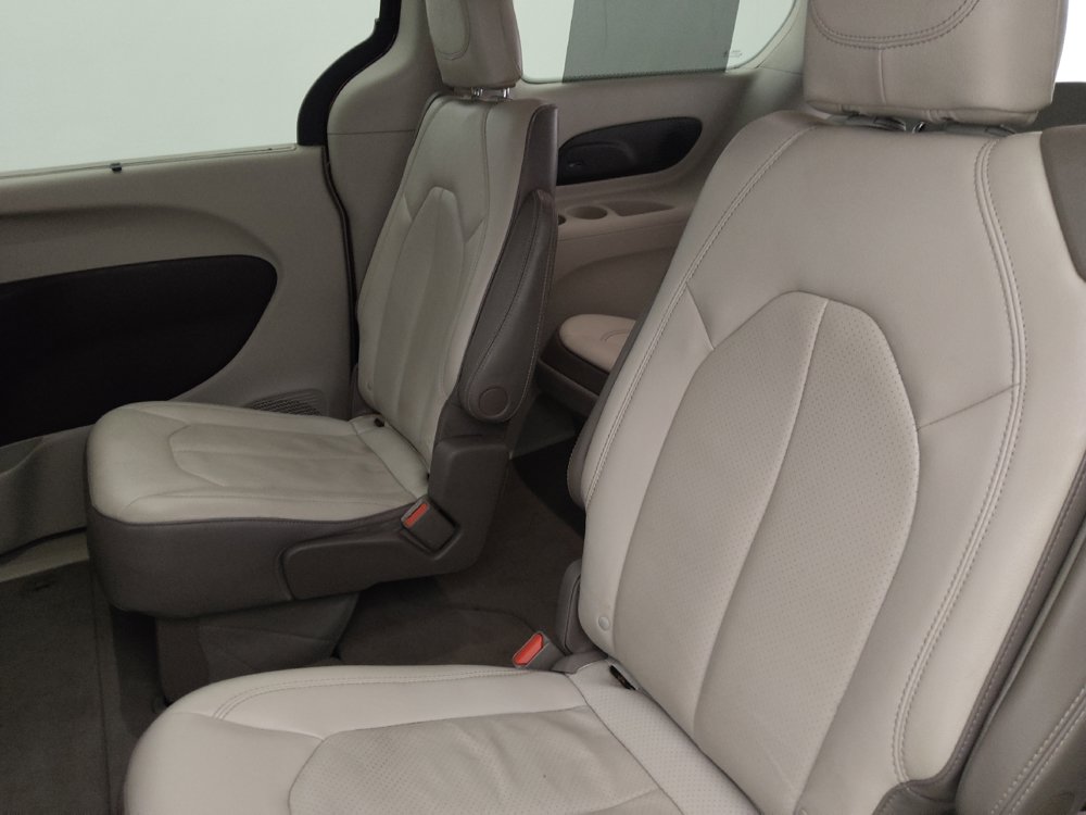 Used 2018 Chrysler Pacifica Touring-L Plus FWD image 18