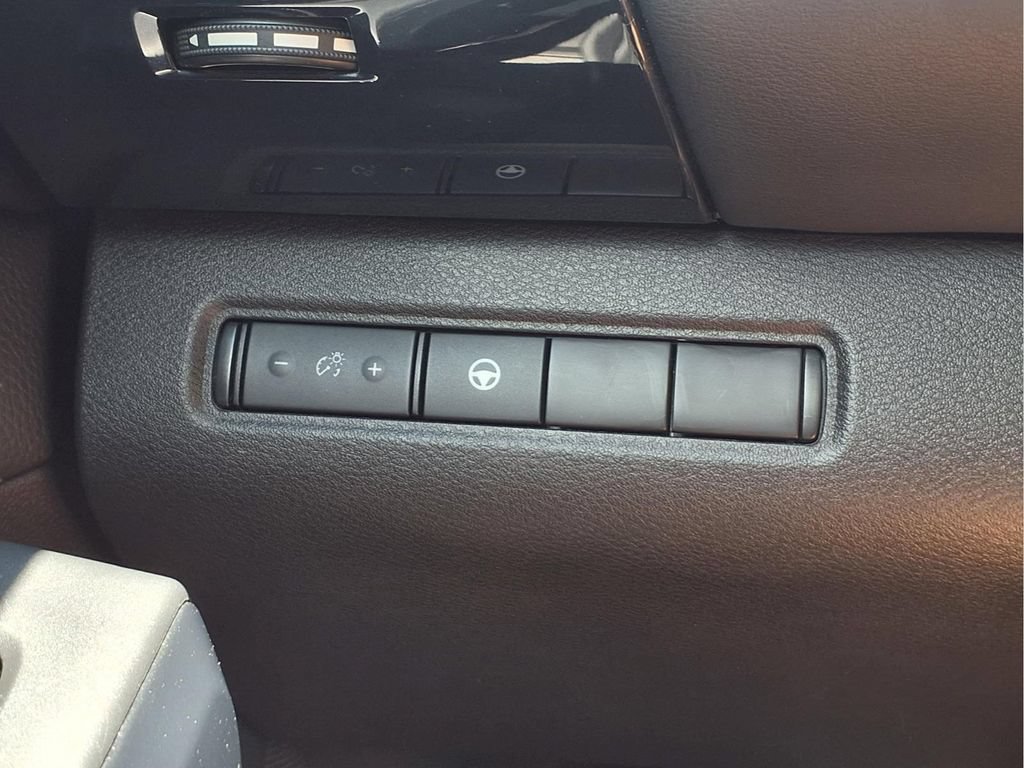 Used 2024 Nissan Pathfinder SV FWD image 11