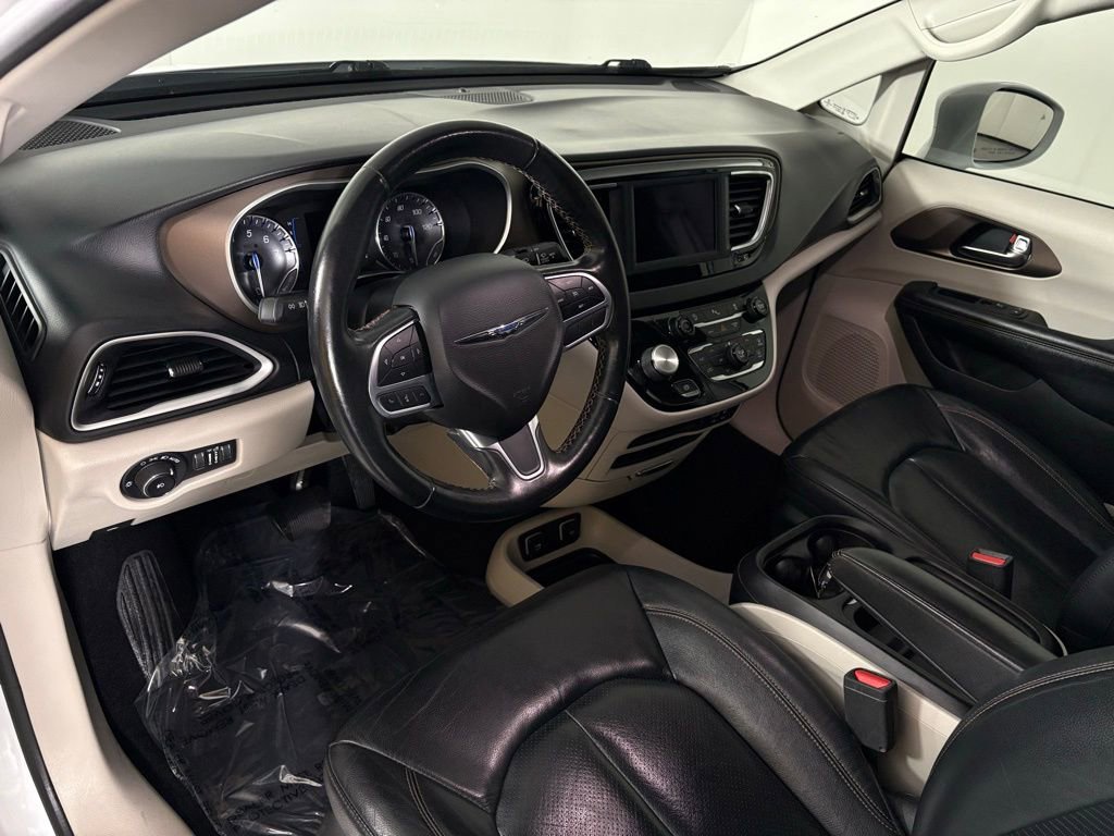 Used 2019 Chrysler Pacifica Touring-L image 16