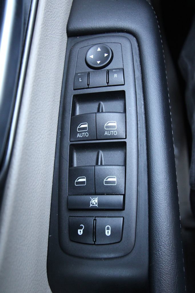 Used 2024 Chrysler Pacifica Touring-L FWD image 24