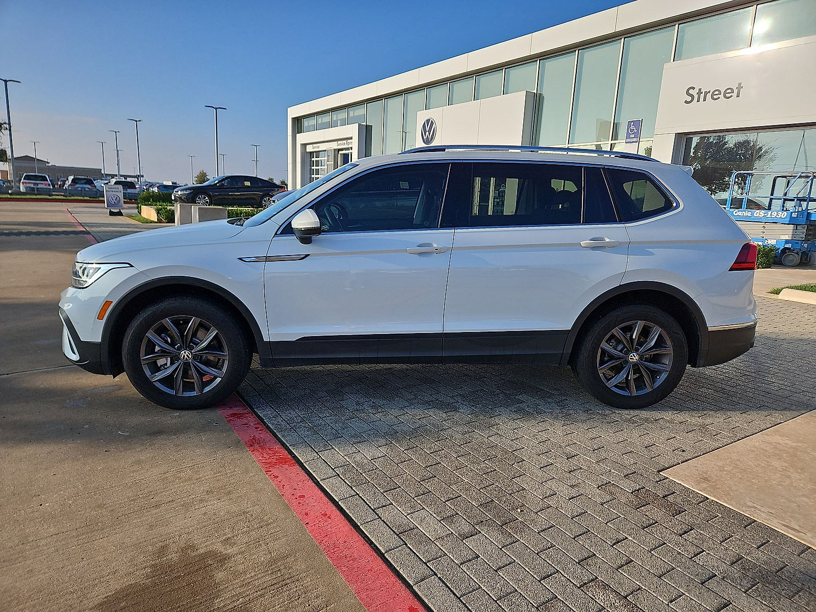 Certified 2023 Volkswagen Tiguan SE w/ Panoramic Sunroof Package FWD image 5