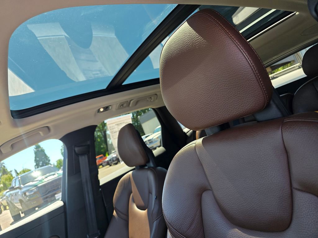 Used 2019 Volvo XC60 T5 Momentum w/ Multimedia Package AWD/4WD image 25