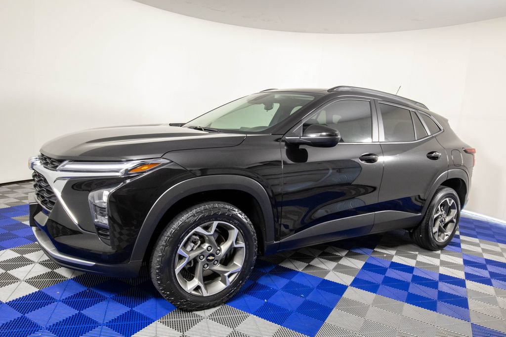 Used 2025 Chevrolet Trax LT FWD image 2