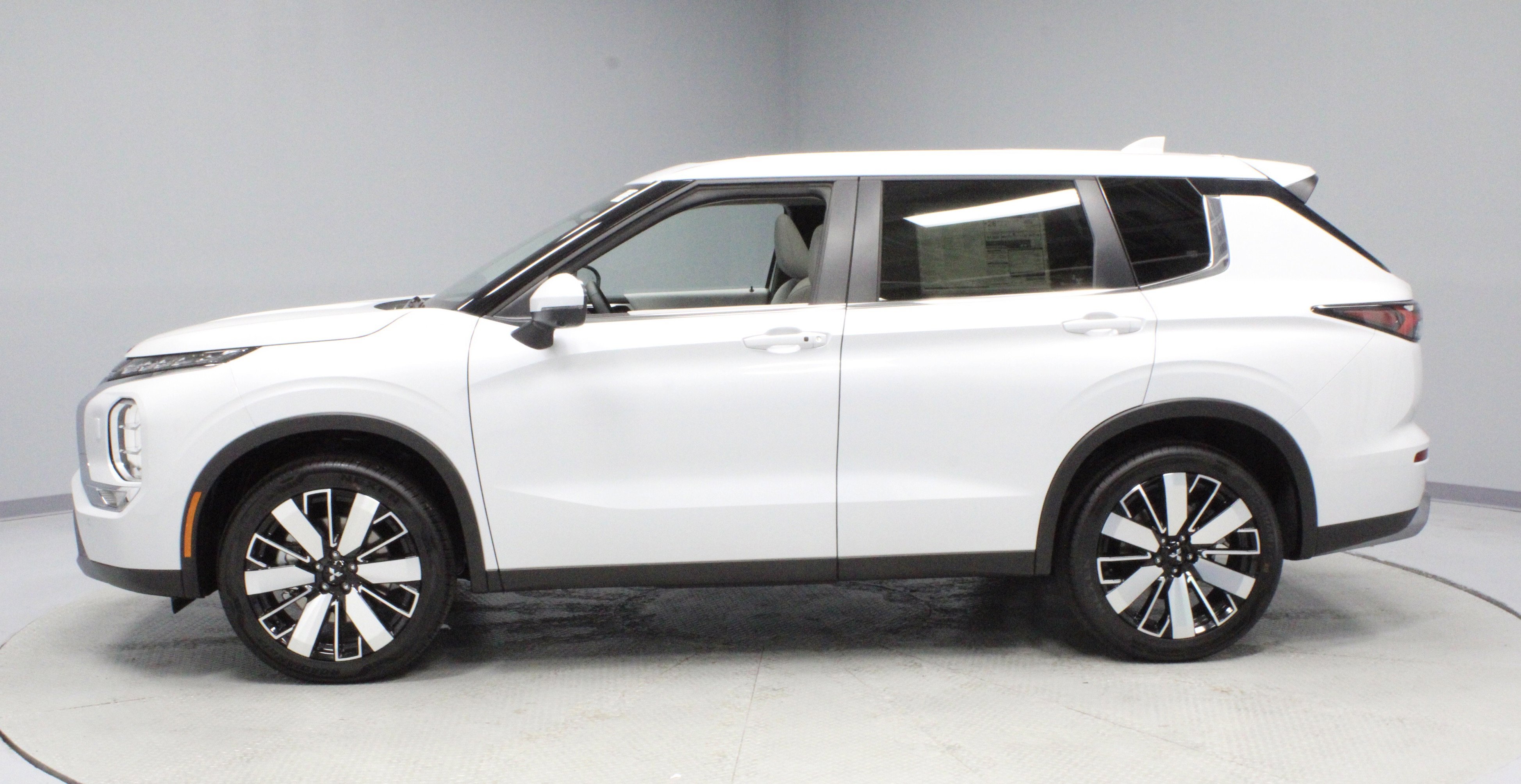 New 2025 Mitsubishi Outlander SE image 5