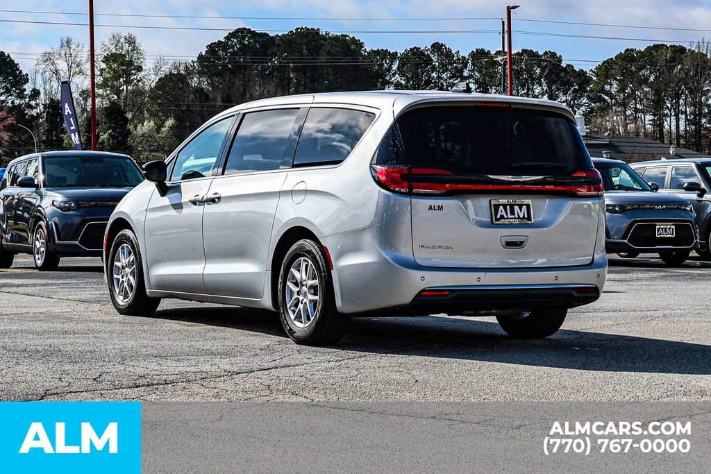 Used 2024 Chrysler Pacifica Touring-L FWD image 7