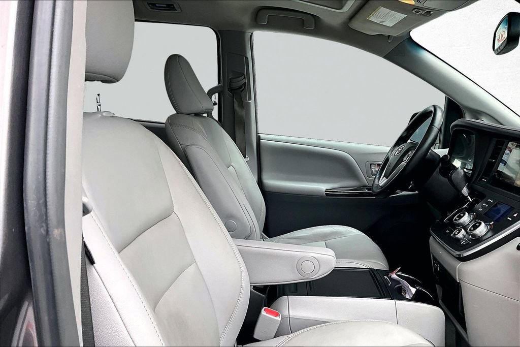 Used 2015 Toyota Sienna XLE w/ XLE Navigation Package image 29