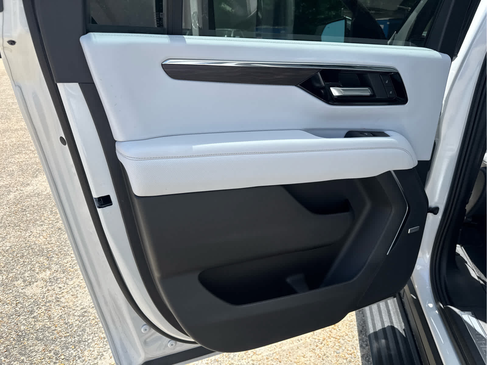 New 2025 Chevrolet Suburban Premier RWD image 35