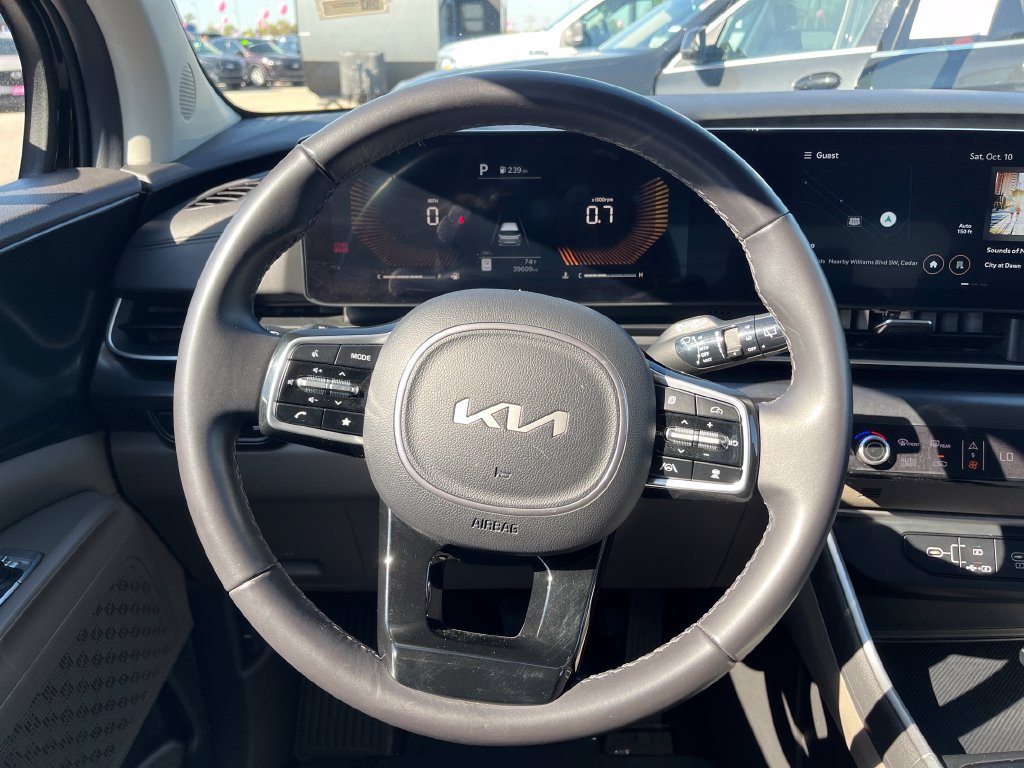 Used 2025 Kia Carnival FWD image 36
