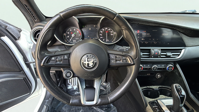 Used 2022 Alfa Romeo Giulia Ti RWD image 11