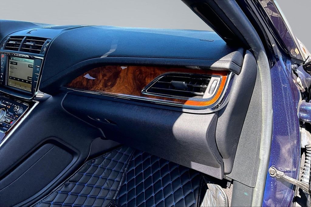 Used 2017 Lincoln Continental Select image 17
