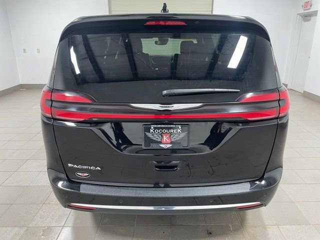 Used 2025 Chrysler Pacifica Select image 5