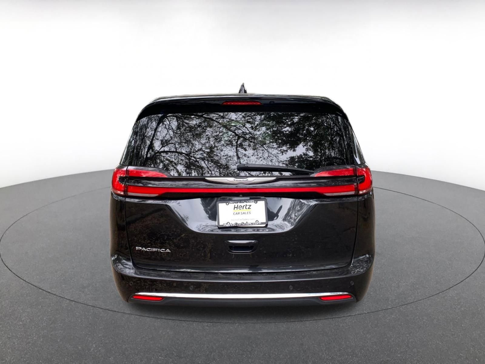 Used 2023 Chrysler Pacifica Touring-L image 6