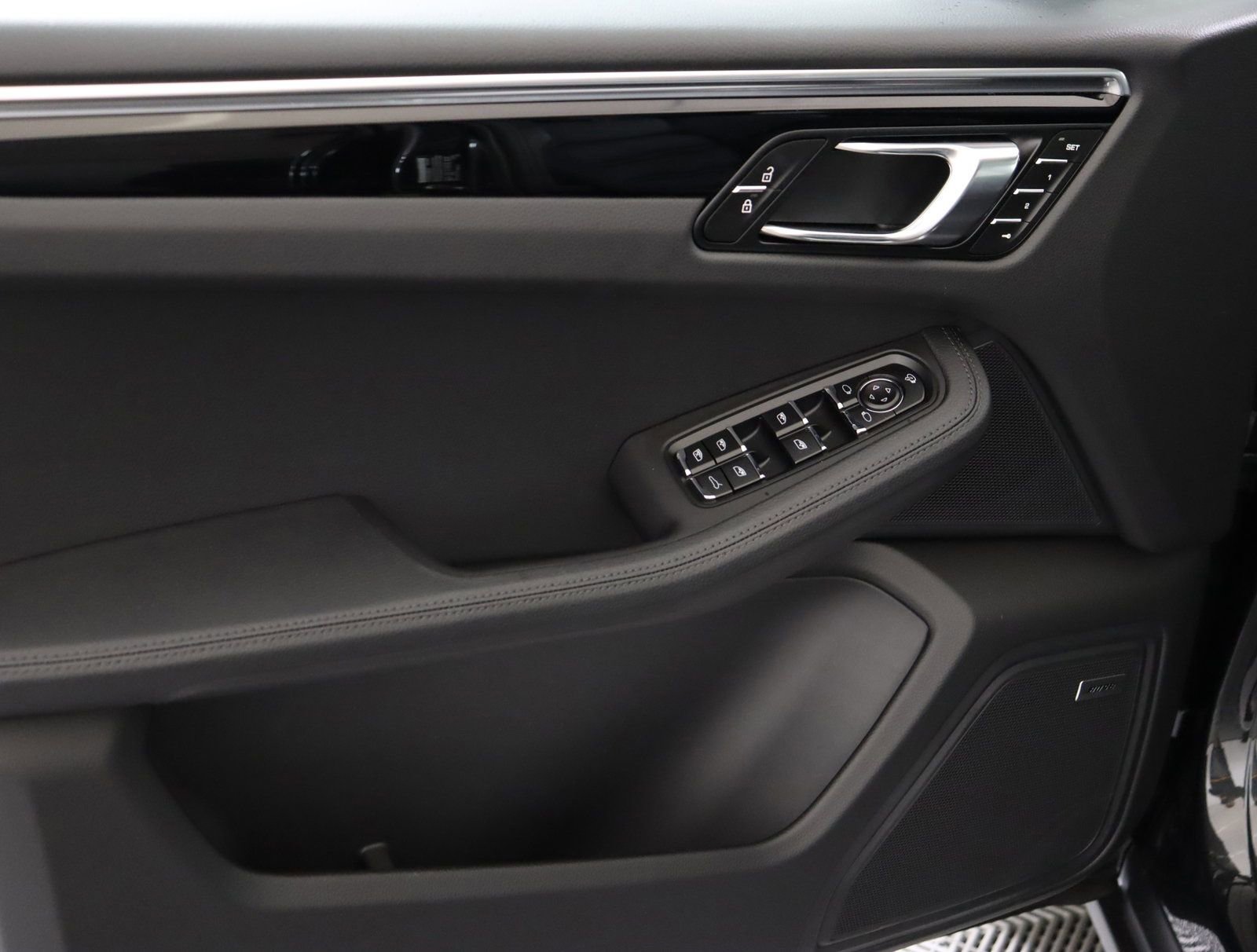Certified 2025 Porsche Macan AWD/4WD image 13