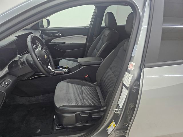 Used 2025 Chevrolet Trax LT w/ LT Convenience Package FWD image 2