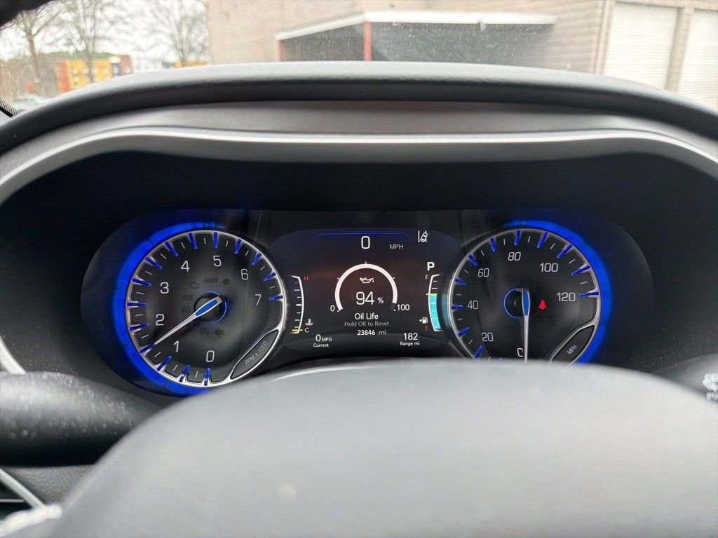 Used 2025 Chrysler Pacifica Select image 2