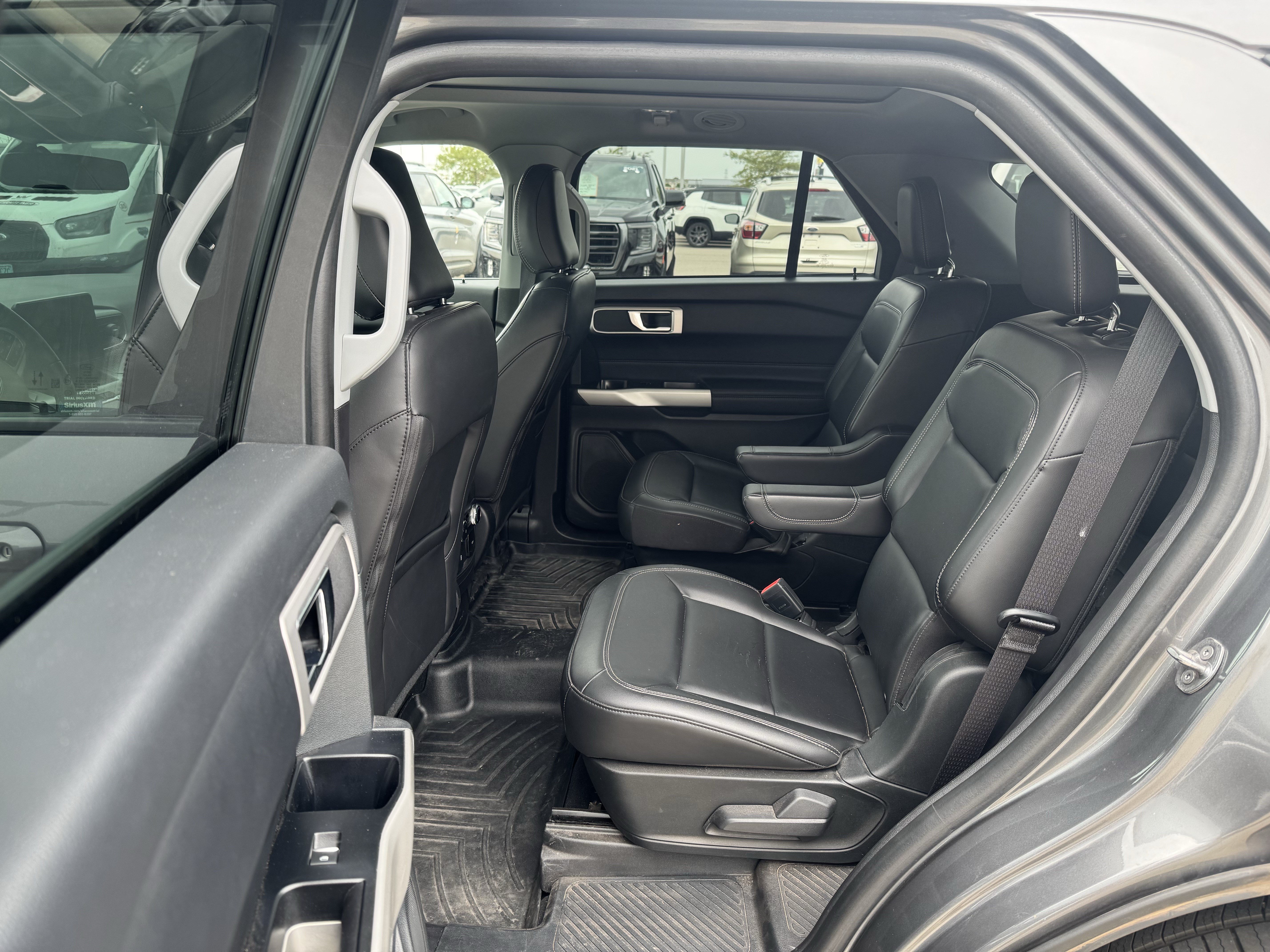 Used 2022 Ford Explorer XLT w/ Equipment Group 202A AWD/4WD image 9
