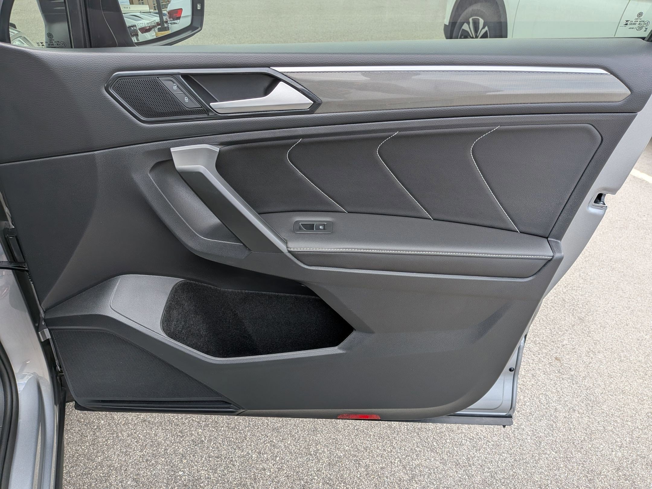 Used 2024 Volkswagen Tiguan SE R-Line image 32