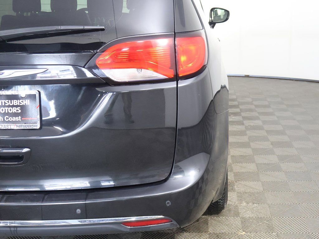 Used 2020 Chrysler Pacifica Touring-L FWD image 15