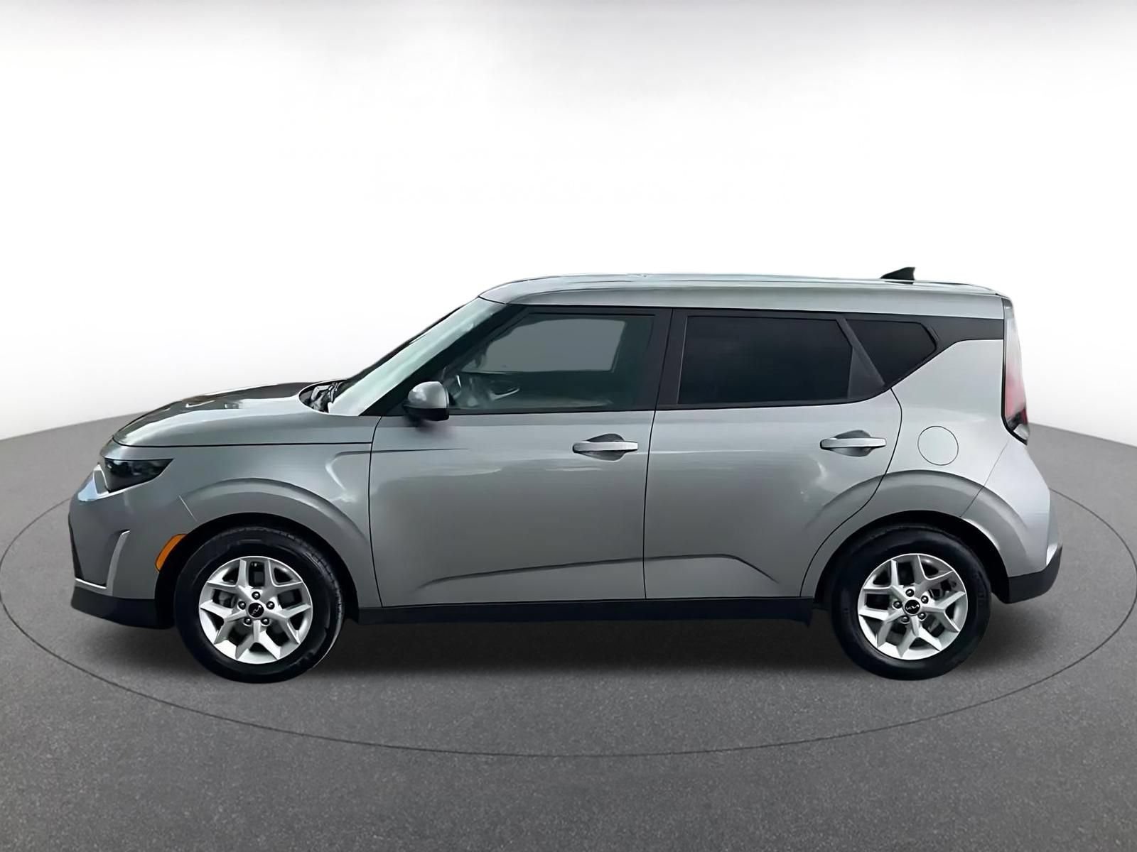 Used 2025 Kia Soul LX w/ LX Technology Package FWD image 9