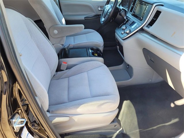 Used 2020 Toyota Sienna LE w/ LE Preferred Package image 10