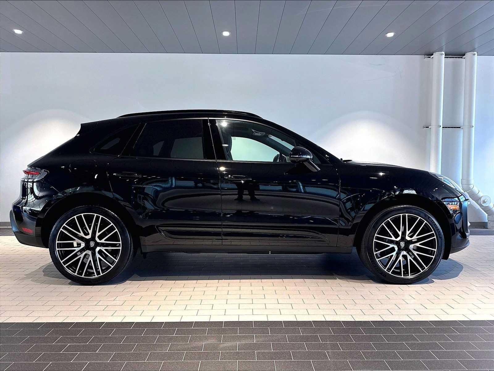 Used 2026 Porsche Macan AWD/4WD image 11