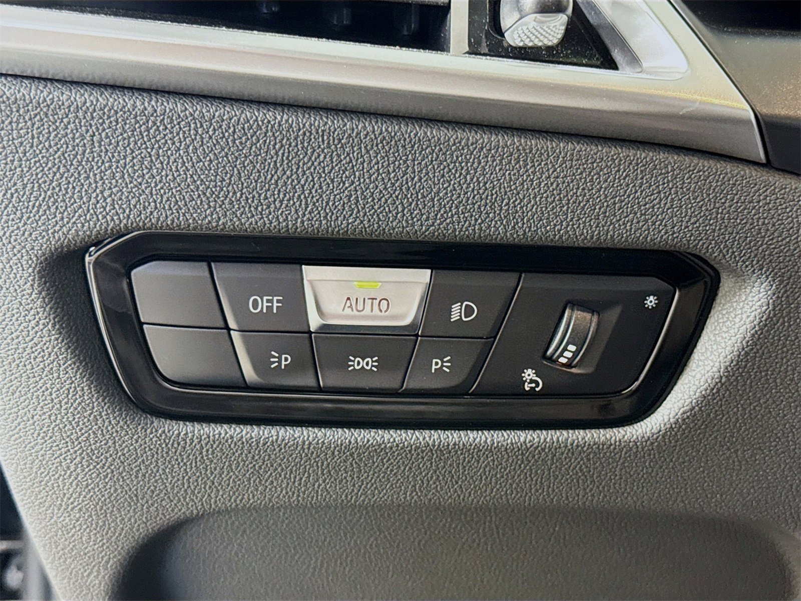 Used 2025 BMW 330i Sedan w/ Convenience Package image 10