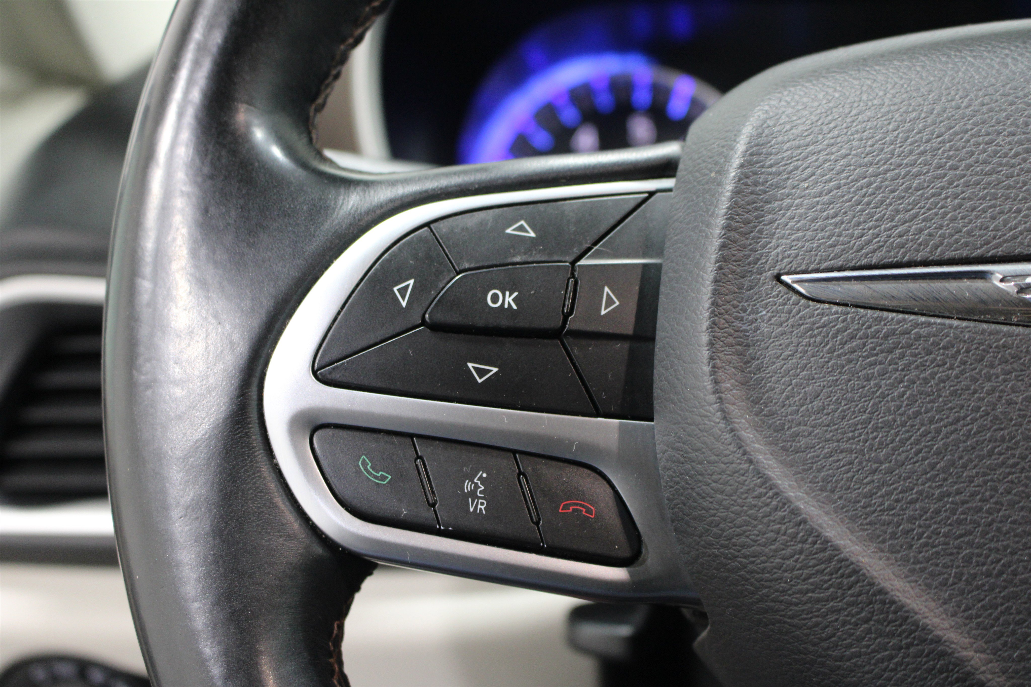 Used 2017 Chrysler Pacifica Touring-L FWD image 10