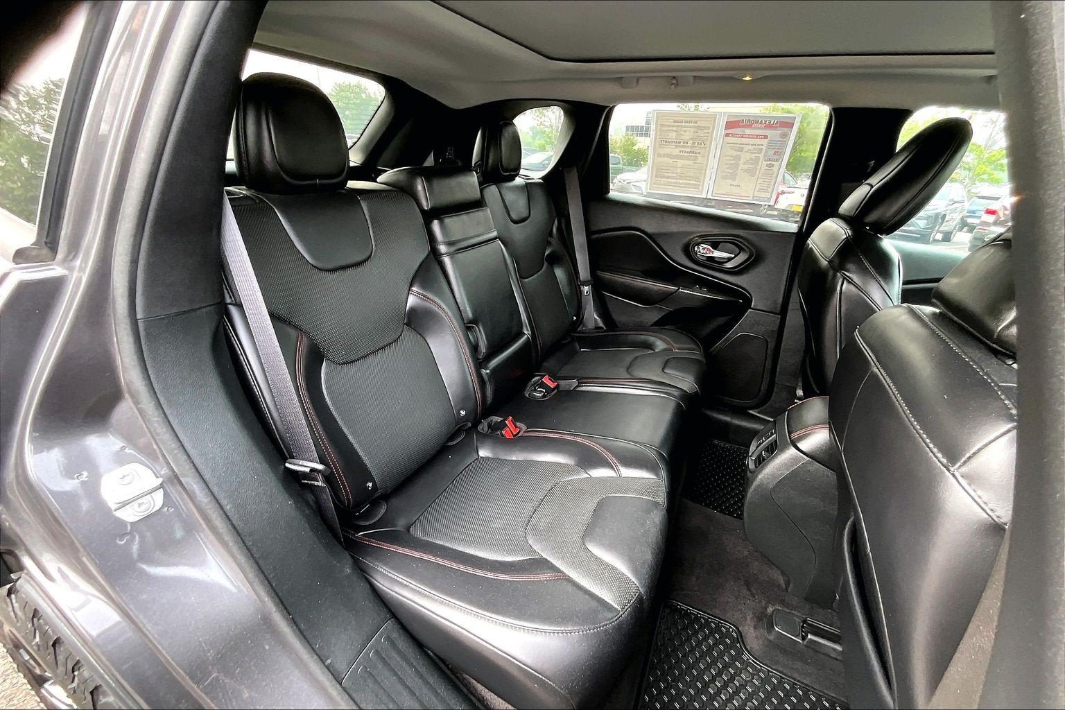Used 2019 Jeep Cherokee Trailhawk AWD/4WD image 26