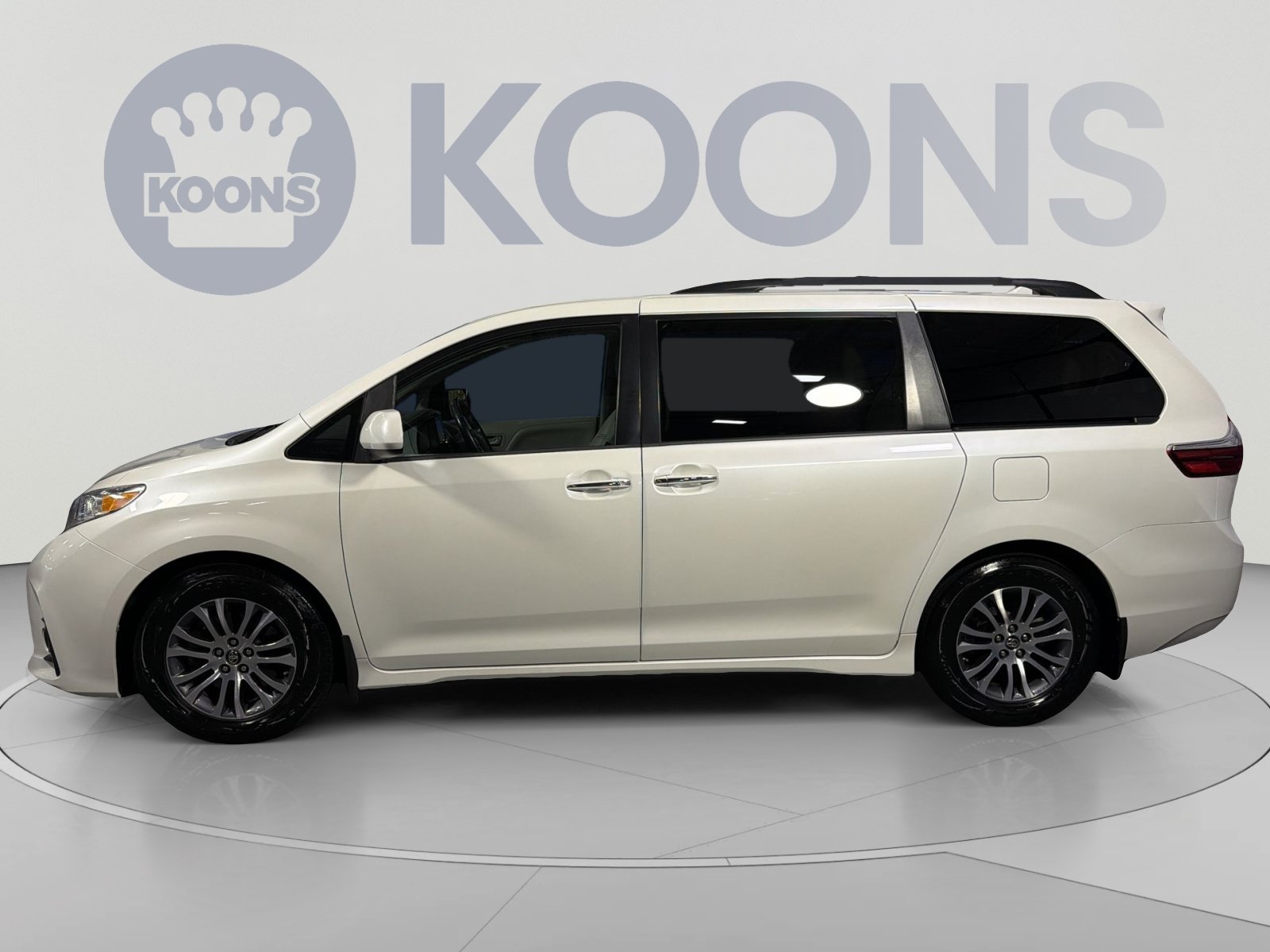Used 2018 Toyota Sienna XLE Premium FWD image 2