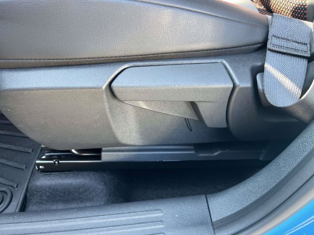 Used 2025 Nissan Kicks SR FWD image 19