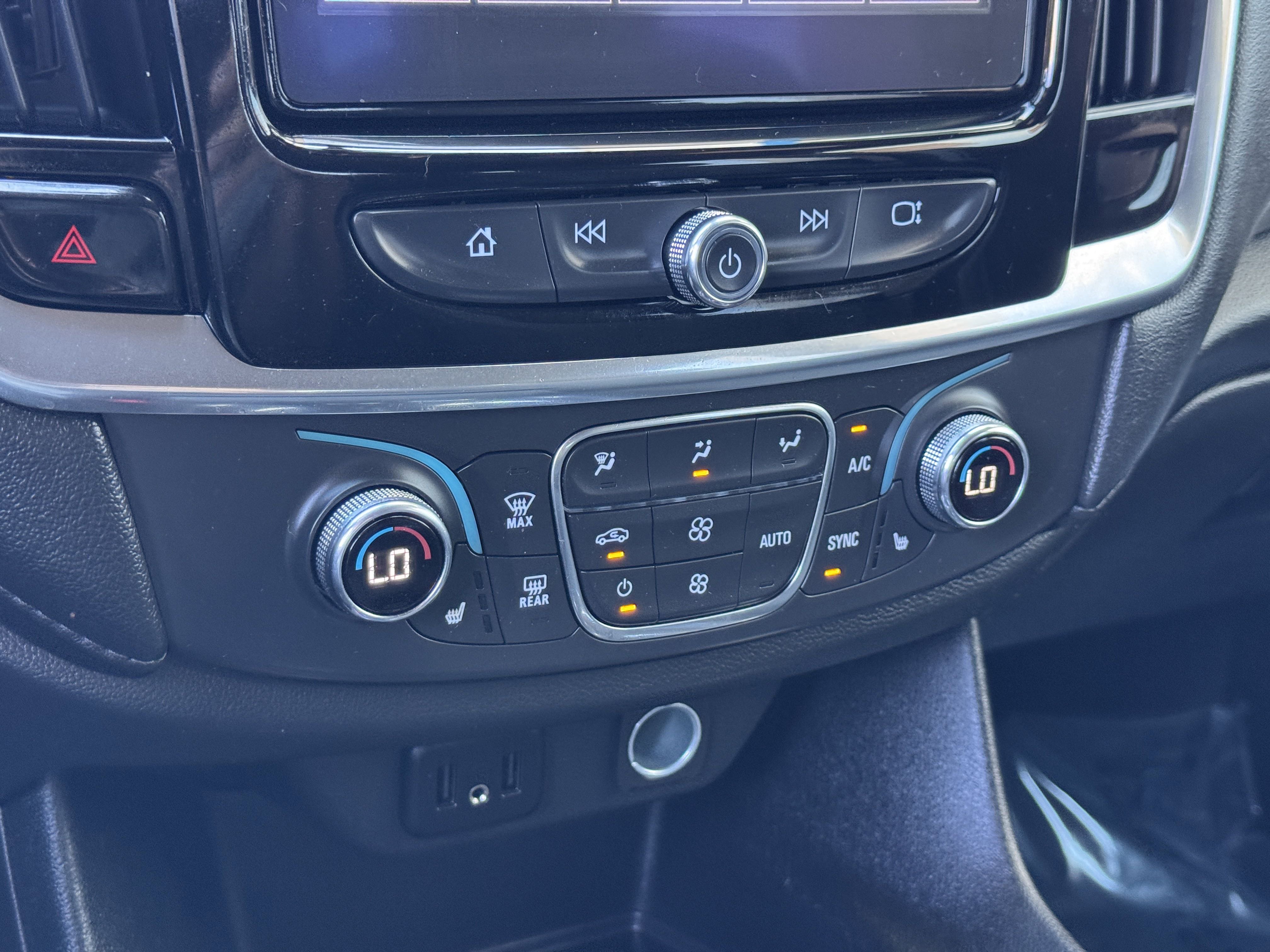 Used 2023 Chevrolet Traverse LT w/ Rear Camera Mirror Package image 24