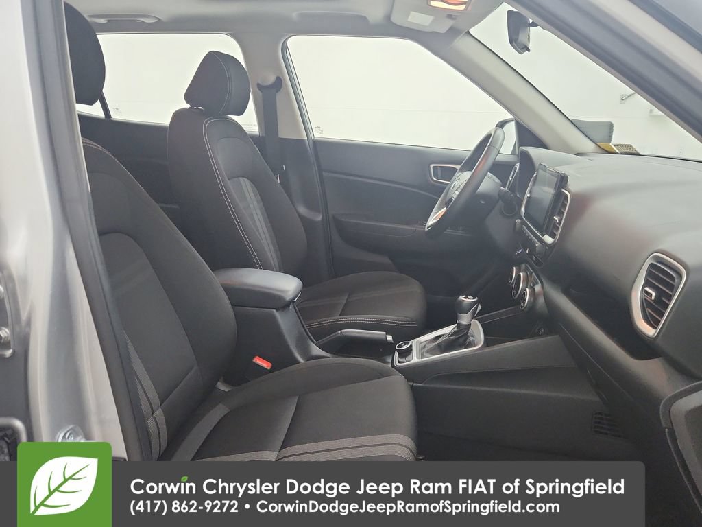 Used 2025 Hyundai Venue SEL FWD image 31