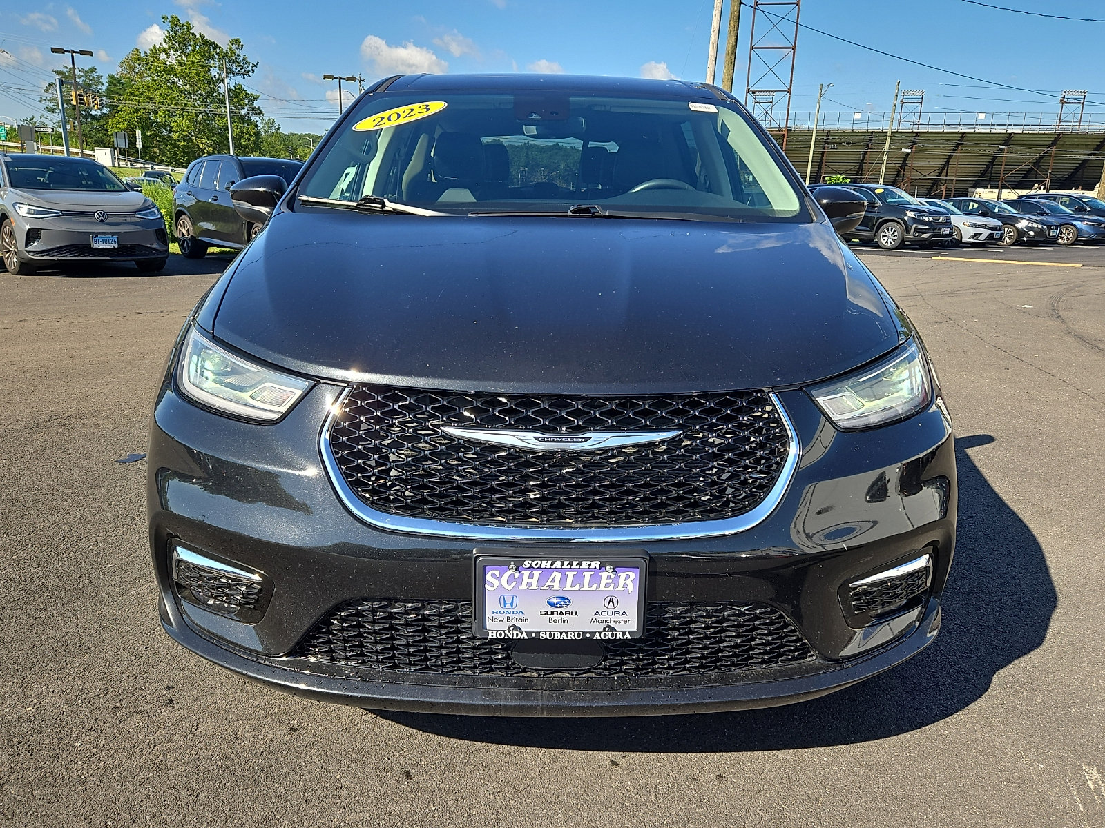 Used 2023 Chrysler Pacifica Touring-L AWD/4WD image 2