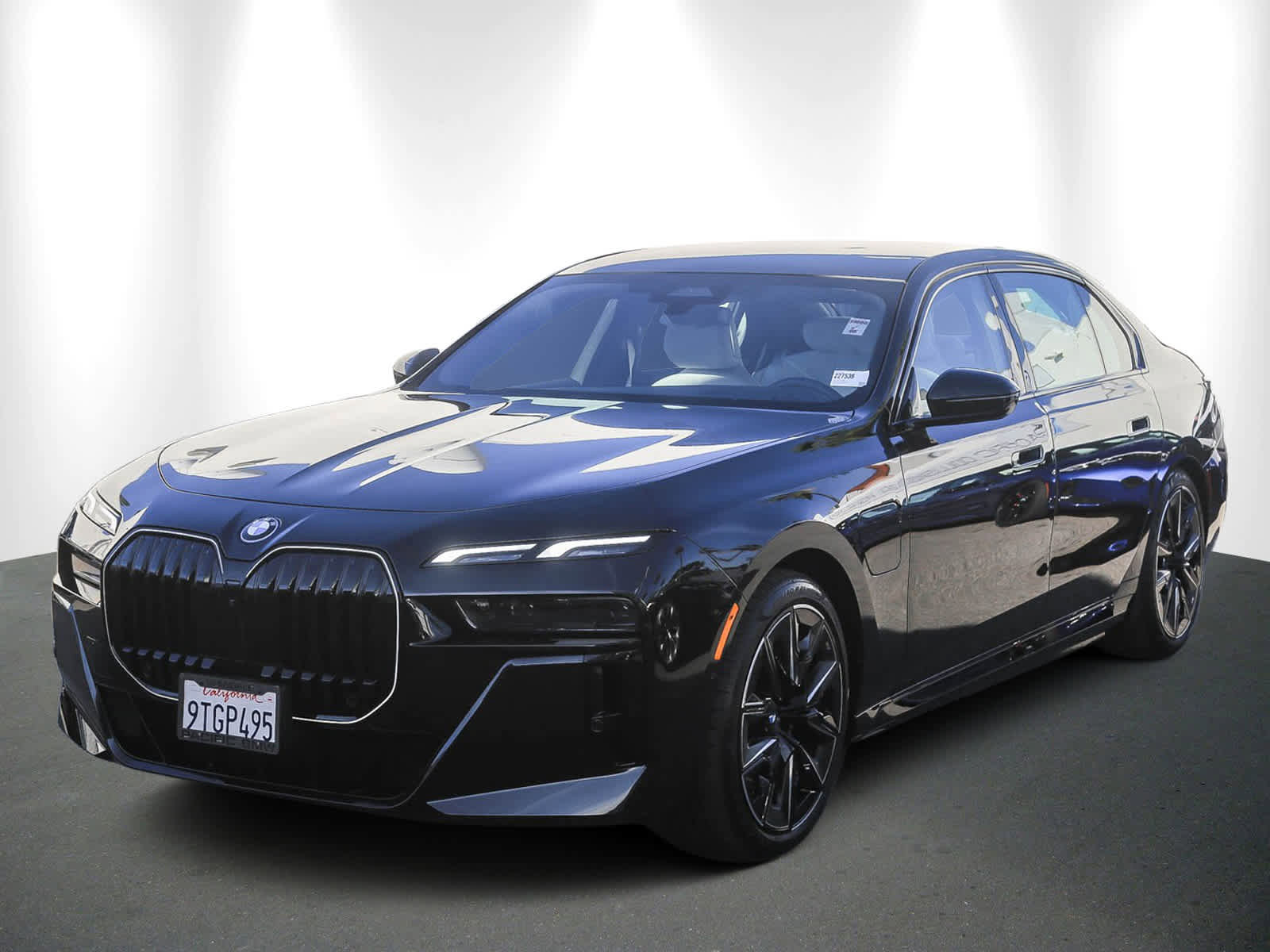 Used 2025 BMW 750e xDrive w/ Premium Package image 3