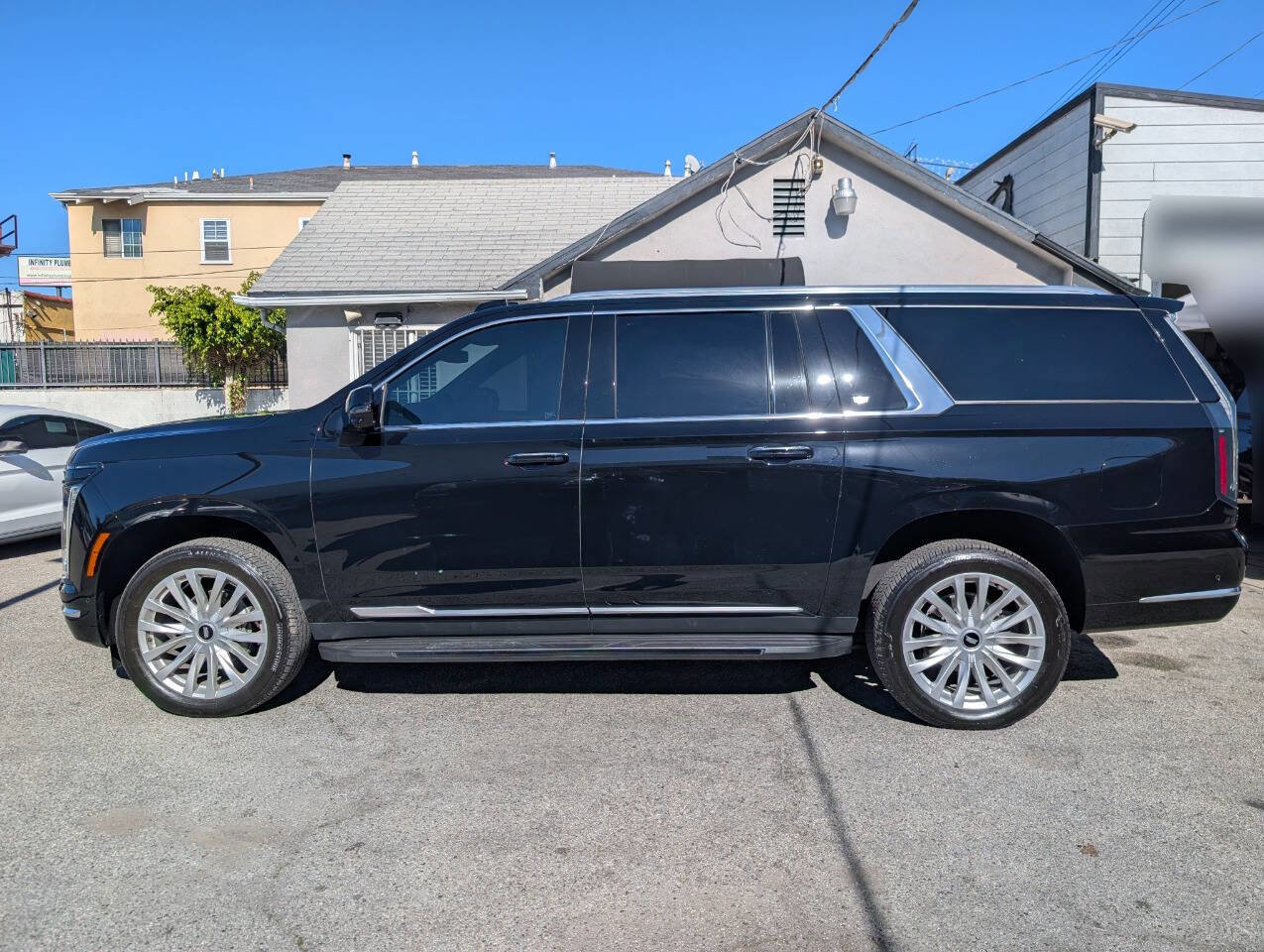 Used 2025 Cadillac Escalade ESV Luxury AWD/4WD image 6