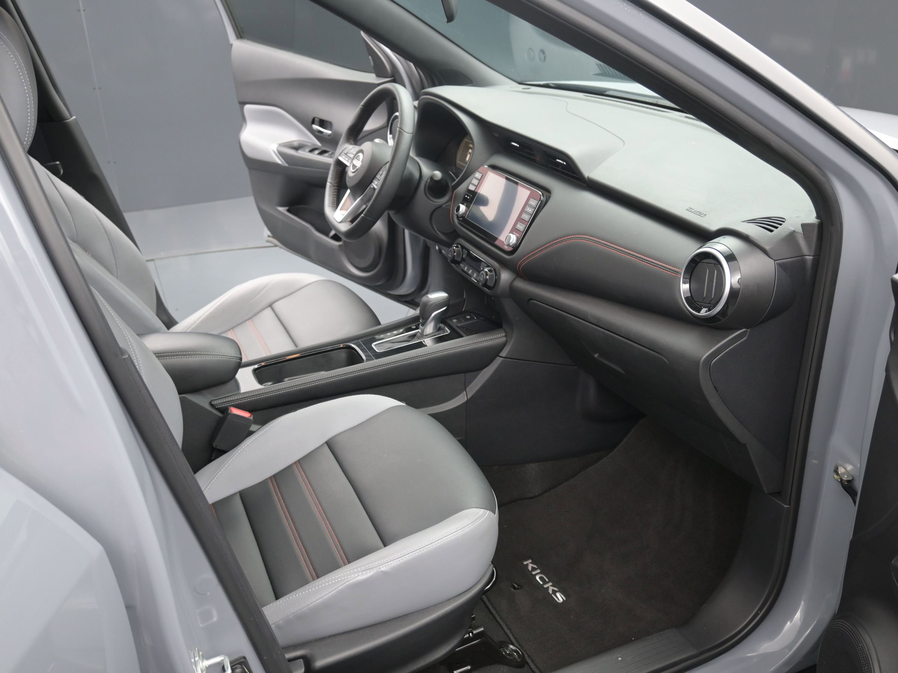 Used 2023 Nissan Kicks SR w/ SR Premium Package image 11