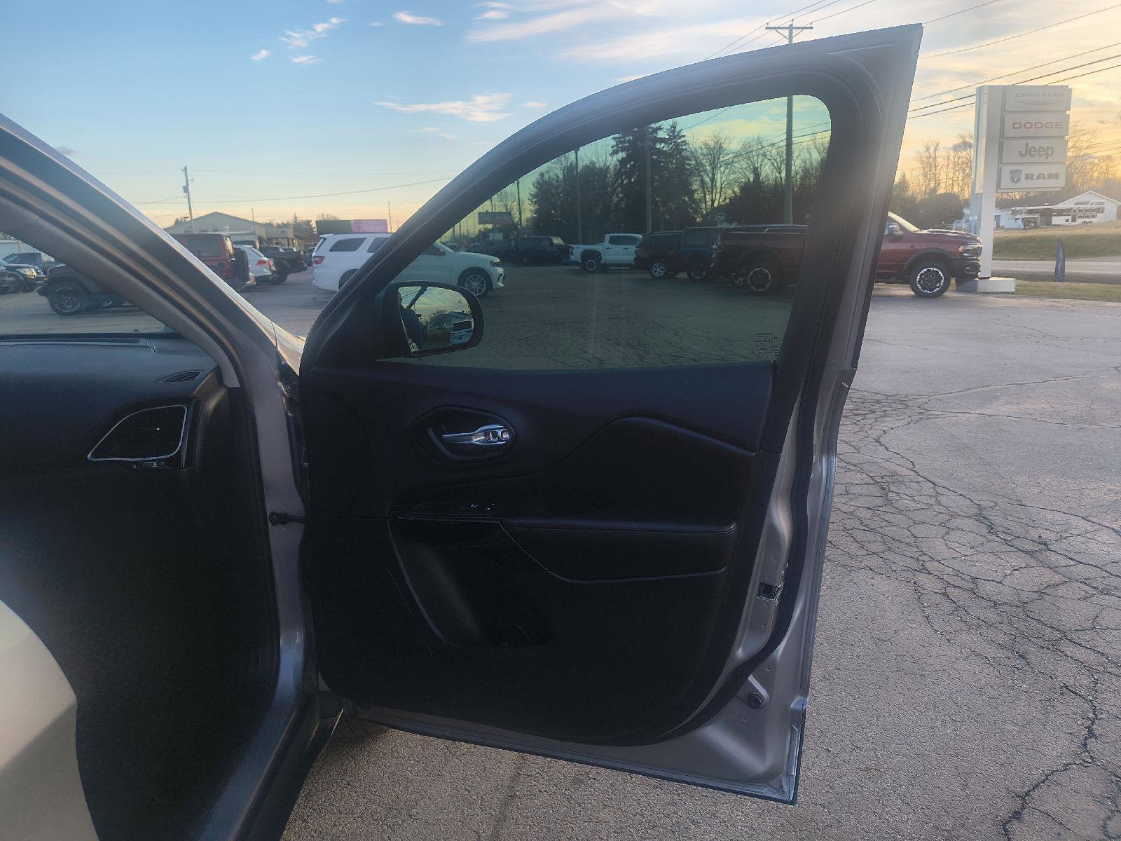 Used 2020 Jeep Cherokee Latitude Plus image 27