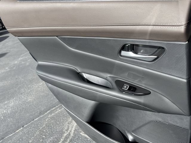 Used 2025 Nissan Murano Platinum image 11