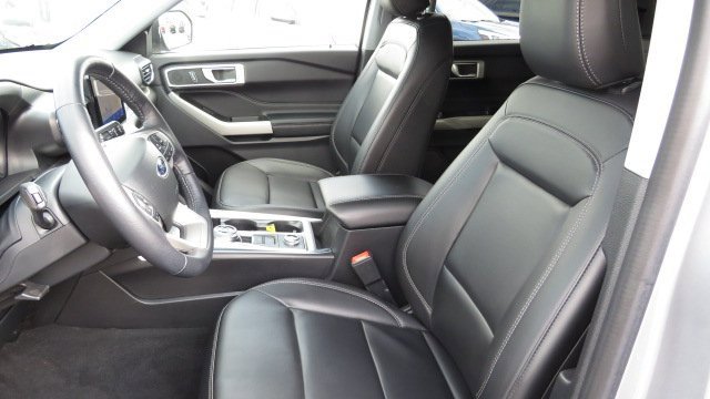 Certified 2022 Ford Explorer XLT w/ Equipment Group 202A image 4
