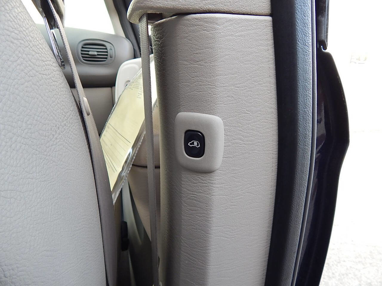 Used 2005 Chrysler Town & Country Touring w/ Luxury Group FWD image 29