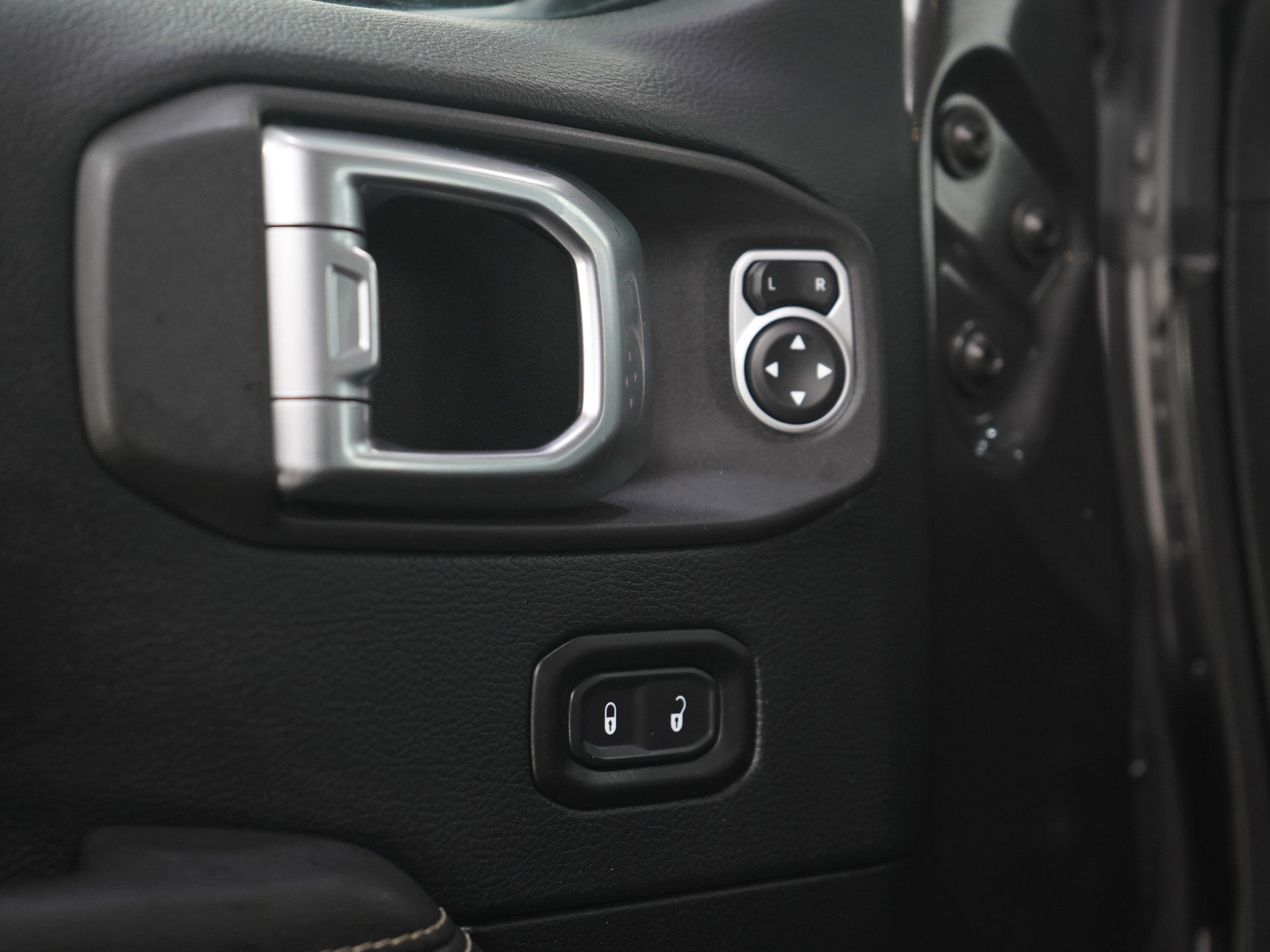 Used 2019 Jeep Wrangler Unlimited Sahara w/ Uconnect 4C Nav & Sound Group AWD/4WD image 21
