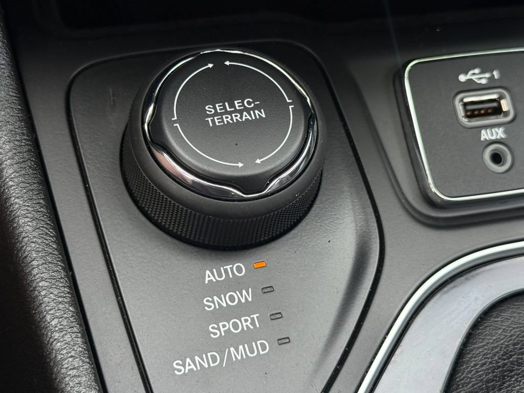 Used 2021 Jeep Cherokee Limited AWD/4WD image 5
