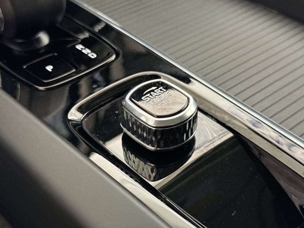 Certified 2025 Volvo XC60 B5 Core AWD/4WD image 22