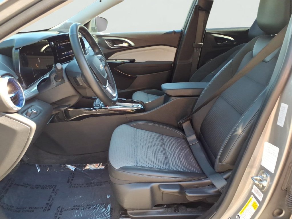 Certified 2025 Chevrolet Trax LT w/ LT Convenience Package FWD image 17